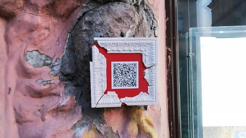 У обезглавленной русалки с дома Николаевых в Санкт-Петербурге появилась арт-композиция с QR-кодом